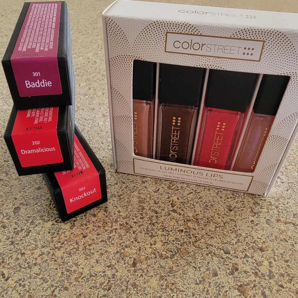 New In Package Color Street Luminous Lips Set With 3 Lipsticks And Makeup Bag